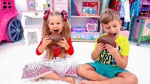 Hoy es el día de los dulces. Diana consigue dulces por sus buenas acciones. Roma también quiere muchos dulces y se los quita a su hermana. Pero cuando los niños se pelean, los dulces desaparecen. Suscríbete a Diana Bebe - http://bit.ly/2t8am5W (Diana y Roma en español) Kids Diana Show - http://bit.ly/2k7NrSx Instagram - https://www.instagram.com/kidsdianashow/ Tik Tok - https://www.tiktok.com/@kidsdianashow | Diana Family Fun