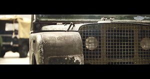 Desaparecido desde la década de 1950, este es uno de los primeros vehículos Land Rover que se han mostrado al mundo en 1948. Recientemente redescubierto a pocos kilómetros de su lugar de nacimiento, Solihull en el Reino Unido, este es el Land Rover no restaurado más importante del mundo. Como parte del 70º aniversario de Land Rover, el equipo de Land Rover Classic está comenzando una restauración favorable para preservarlo. Mira la escala del proyecto que nuestro equipo enfrenta en este video. |