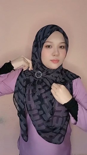 1.8M views · 16K reactions | duhh duhhh lagu apa inii  #tutorial #throwbacktutorial #tutorialhijab #tutorialbawal #muslimcommunity #muslimhijab #fbprojangkauanluas #fbpropemula #fbprofesional | Ciksya Sya | Facebook