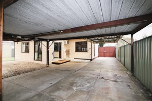 🏡 SPRINGVALE – ĐẤT GẦN 900m² GRANNY FLAT MỚI! CƠ HỘI HIẾM NGAY KHU Á ĐÔNG SẦM UẤT Auction ngày 13/12/2025 Nếu bạn đang tìm một bất động sản vừa rộng, vừa có thu nhập cho thuê cao, lại nằm đúng trung tâm cộng đồng Việt – Hoa – Campuchia, thì đây chính là căn đáng xem nhất tại Springvale! ✨ Lợi thế nổi bật: 🔹 Đất lớn 889m² – tiềm năng giữ đất, xây thêm hoặc phát triển (STCA) 🔹 2 căn nhà trên cùng 1 lô đất – hiếm gặp trong khu vực 🔹 Granny flat mới tinh – 2 phòng ngủ, bếp đẹp, ánh sáng tràn ngậ