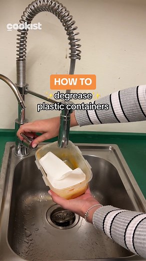 It's really annoying when the grease sticks to plastic containers 😖 Today we'll show you a super easy and quick #method to remove all the oily residues and make them shine like new ✨ All you have to do is place a kitchen paper with dish soap in the container, close it and shake vigorously for 1 minute! 🤪 Rinse it under tap water and if there are still residues, clean them with a kitchen sponge 💪 What do you think? Will you try this method? 👇 #cookistwow #cleaning #cleaninghacks #hacks #tips 