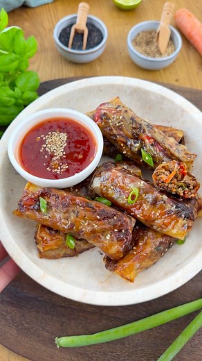 Crispy Frühlingsrollen aus dem Airfryer 👩🏻‍🍳 Zum Rezept: https://www.foodwerk-blog.de/crispy-fruehlingsrollen-aus-dem-airfryer/ | foodwerk.de