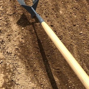 A quick video from the farm of seeding using one of our new tools: ‘The Zipper’! #johnnyseeds #slowtools #neversinktools | Johnny's Selected Seeds