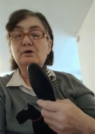 How to say "I'm brushing my hair " in 4 languages