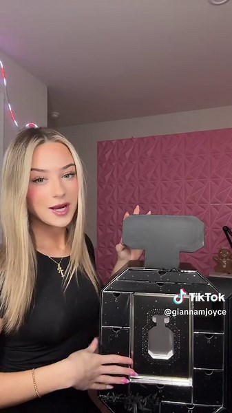 Unboxing the Victoria's Secret Advent Calendar 2024