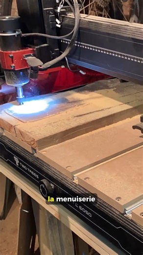 La CNC, c'est tricher ? 📚 Vous débutez en menuiserie ? Téléchargez gratuitement mon guide sur les outils essentiels : https://formation.woodco.fr/guide-gratuit-inscription (🔗lien en bio) 🛠️ Téléchargez gratuitement mes plans détaillés de meubles : https://www.woodco.fr/plans/ (🔗lien en bio) Vous pensez que la CNC, c’est encore de la menuiserie ? La CNC est une machine pilotée par ordinateur, super précise et parfaite pour les formes répétitives. Certains disent que “ce n’est plus du vrai tra