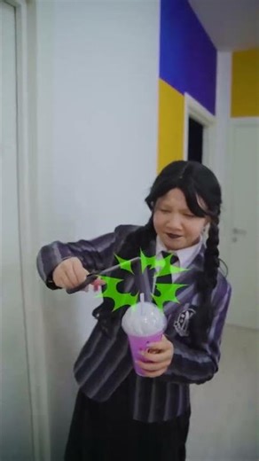 Ladybug intenta arruinar la cita de Wednesday y Cat Noir! #shorts