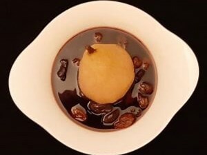 Poires Comice pochées au vin rouge et cuites à la vapeur