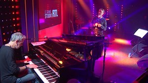 Savoir aimer Florent Pagny Savoir sourire À une inconnue qui passe N'en garder aucune trace Sinon celle du plaisir Savoir aimer Sans rien attendre en retour Ni égard ni grand amour Pas même l'espoir d'être aimé Mais savoir donner Donner sans reprendre Ne rien faire qu'apprendre Apprendre à aimer Aimer sans attendre Aimer à tout prendre Apprendre à sourire Rien que pour le geste Sans vouloir le reste Et apprendre à vivre Et s'en aller Savoir attendre Goûter à ce plein bonheur Qu'on vous donne com