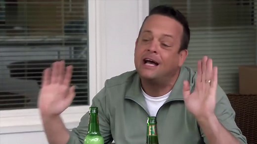 外星邻居 The Neighbors 预告