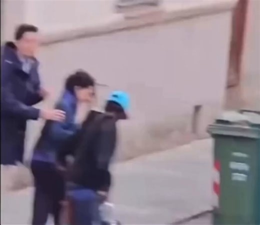 Recuerdo que un día, con 19 años iba caminando por Preciados con mi ex, era un buen día, mucho sol, y nos lo pasábamos bien. De repente paso por su lado uno de 40 y algo a decirle a mi novia que, qué hacía andando con ese mono. Yo dudé de si lo había escuchado bien, hasta que le+