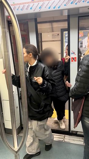 Gypsy Pickpockets Prefer To Enter At The Last Monent, Why? #Pickpockets #Thieves #Pickpockets #Rome | Guardian of Rome