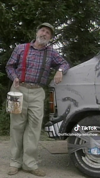 Red's back with another handyman hack: Attach your paint can to your vehicle and let the road do the mixing! It's like a DIY paint shaker for your colors. Who's down to give this trick a spin?! #theredgreenshow #handymantip #possumvan #keepyourstickontheice #ROKUTV