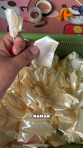 Mini korona, using satin ribbon for roses❤️ang ganda din pala🥰pang yayamanin ang datingan😍 #SatinRibbonRoses #MiniKorona #Undas2025 #DIYFlowers #RibbonCraft #HandmadeRoses #AllSoulsDay #FlowerArrangement #DIYWreath #MemorialFlowers #UndasDecor #CraftIdeas #DIYProjects #Fyp #DIYCraftsPH | Craft Corner Jinkz