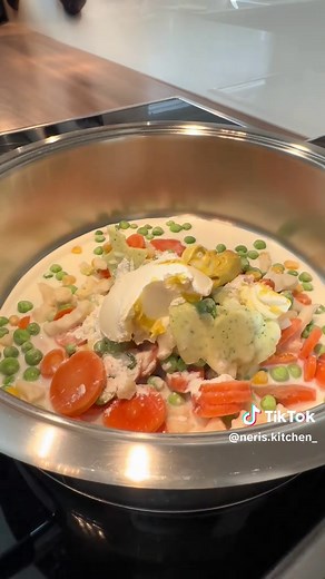 🥘 One-Pot-Kartoffel-Buttergemüse – ALLES AUF EINMAL REIN Eine Mega schnelle Beilage zu Fisch oder Fleischgerichten.oder köfte. 👇 Zutaten 400 g Kartoffeln, geschält & klein gewürfelt 1 Packung TK-Buttergemüse (ca. 400 g) 150 ml Milch 200 ml wasser 1 TL Speisestärke 1 EL Frischkäse 1 TL Senf Salz, Pfeffer Optional: Muskat, Knoblauchpulver, Paprika, Kräuter 👇 🥄 Zubereitung: \t1.\tKartoffeln & Buttergemüse in einen großen Topf geben (TK-Gemüse muss nicht aufgetaut sein \t2.\tMilch, Speisestärke,