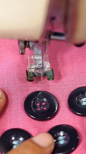 Clear Tutorial: Sewing Buttons Easily with a Standard Sewing Machine In this video, you will learn a simple and effective method to sew buttons using a standard sewing machine. The tutorial walks you through preparing the fabric, lowering the feed dogs, and adjusting the zigzag stitch to match the button hole spacing. You’ll also learn how to stabilize thin fabrics, test the needle swing before stitching, and keep the button steady during the process. Each step is explained slowly and clearly to