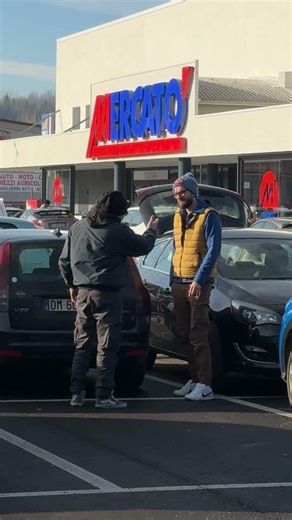 Do del POVERO alla gente!🤬🤬 Si arrabbiano? #designer #povero #socialexperiment