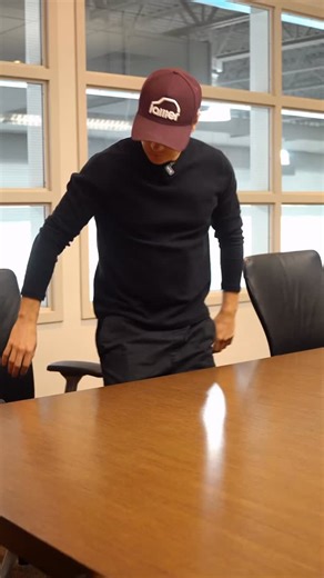 🇨🇦 Félicitations à Mikaël Kingsbury 🇨🇦 Qu’est-ce que l’équipe olympique canadienne a en commun avec le Groupe Lallier? Le même porte-drapeau. | Groupe Lallier Kia