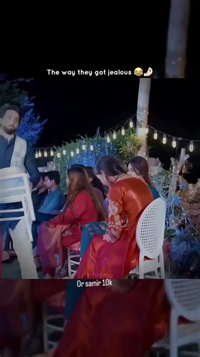 sonam Rajput..💌 on Instagram: "日本利用压电瓷砖将脚步转化为电能。这些瓷砖捕捉来自你脚步的动 能。当你行走时,你的重量和动作会对瓷砖产生压力。瓷砖会轻微弯 曲,从而产生机械应力。瓷砖内部的压电材料将这种应力转化为电 能。每一步都会产生少量电荷,而数百万步结合在一起就能产生足够 的电力来驱动 LED灯、数字显示屏和传感器。在像涩谷车站这样繁 忙的地方,每天大约有240万个脚步为这一系统作出贡献。这些电 能可以被储存或立即使用,从而减少对传统电力来源的依赖,并支持 可持续的城市基础设施。这种方法将日常运动转化为实用的可再生能 源 #日本 #知识事实你知道吗推荐科技创新历史 技术 实验 热门 日本利用压电瓷砖将"