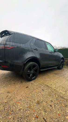 Fitted new side steps to this stunning Discovery 5 today. They look incredible | Dave's Garage