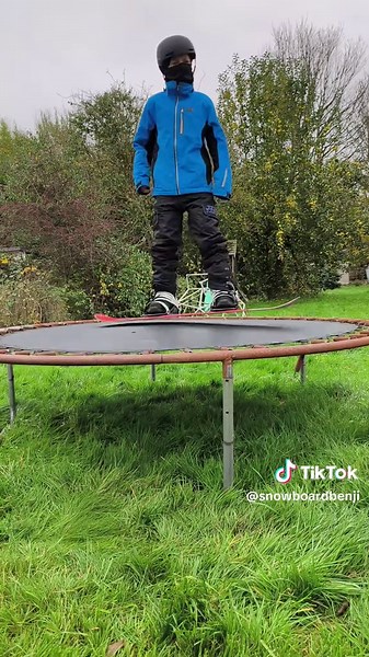 POV: Practicing snowboarding 360s on the trampoline in your garden 🏂🔥 Training spin control, balance, and air awareness before snow season hits! Learning how to spin cleaner, land smoother, and build snowboard muscle memory — no mountain needed ❄️ 🎯 Mastering 360 spins at home → perfect your snowboard tricks faster 🏠💪 #POVSnowboarder #SnowboardTraining #TrampolinePractice #viral #snowboarding