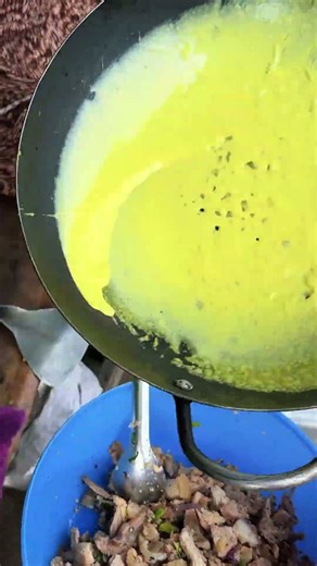 Bánh xèo đổ vào chảo kêu tiếng xèo đã tai - Món ngon đường phố Việt Nam #food #vietnamesetaste