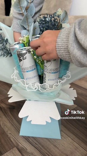 Replying to @Kay 👩🏻‍🍳 THE TUTORIAL YOU’VE ALL BEEN WAITING FOR 🤭🫐 This redbull bouquet is such a beautiful gift idea, after this video you’ll become a pro 🤭 TRUST ME this was my first time making it and honestly I was soooo proud 😂 I now want to make different red bull bouquets 🥲 What’s your favourite red bull flavour? 🤭 @Red Bull @RedBullUK #redbull #bouquet #giftideas #redbullbouquet #diygifts