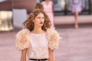 Chanel celebra 110 años de Alta Costura con un desfile en pasarela infinita y un homenaje a su historia