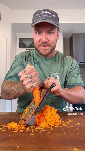 GRUAU GÂTEAU AUX CAROTTES 🍰🥕 Snack protéiné de mon livre Les Fit Lunchs avec ma nouvelle sauce La Colleuse @FitCook Foodz 🥮 La voici la voilà, La Colleuse, ma sauce à saveur de caramel salé sans sucre Fitcook Foodz à seulement 5 calories par portion de 30 ml 🔥🥮🔥🥮🔥 Un goût incroyable de caramel, avec une petite finale salée pour rehausser le goût😍 Incroyable dans cette recette de snack protéiné parfait en lunchs pour la rentrée scolaire/retour au travail ! Déjà disponible au @Shop Santé 