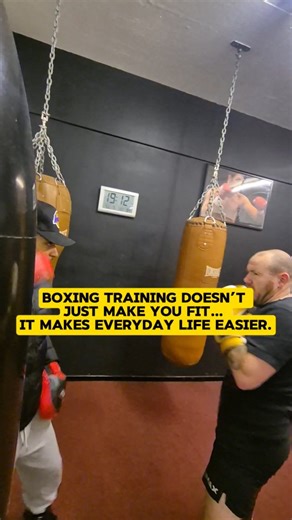Boxing training doesn’t just make you fit… it makes everyday life easier! 🥊 👊 Shadow Boxing Shadow boxing improves balance, coordination, and focus. So you'll move better, react quicker, and stay sharp in everyday situations. Life benefit: – Better balance when walking – Faster reactions (catching things, avoiding slips) 👊Padwork Padwork builds timing, accuracy, and mental sharpness. You learn to stay calm under pressure. Life benefit: – Better stress control – Improved confidence and decisio