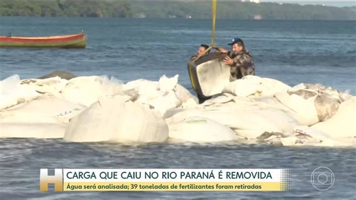Carga que caiu no Rio Paraná é removida