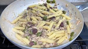 Faccio spesso questa pasta al tonno perché oltre ad essere facile e veloce, è anche molto molto buona facciamola insieme! INGREDIENTI PER 4 PERSONE 360 g di pasta 180 g di tonno in scatola 10-12 olive verdi 10-12 olive nere 3-4 alici sott'olio 4-5 capperi ½ spicchio d'aglio ½ cipolla 4-5 cucchiai di olio evo Sale q.b. Prezzemolo fresco q.b. Peperoncino (facoltativo) 1. Mettete a cuocere la pasta in acqua salata, poi in una padella capiente mettete l'olio, aggiungete l'aglio tritato o schiacciato
