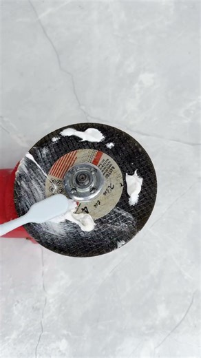 Grinder Disc Cleaning Hack: Remove Dirt Easily with Toothpaste!