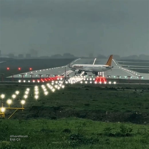 İstanbul Sabiha Gökçen Havalimanı'nda 60'a yakın uçuş iptal edildi. Bazı uçuşlar zor da olsa gerçekleştiriliyor. Anlık Sabiha Gökçen... 👇🏼