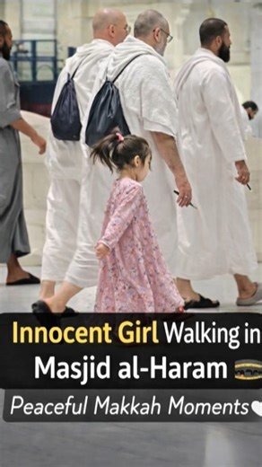 “Innocent Little Girl Walking in Masjid al-Haram 🕋 | Peaceful Makkah Moments 🤍”