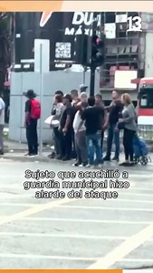 Simplemente de no creer: Un sujeto que acuchilló a guardia municipal de Santiago fue captado alardeando de su ataque por una cámara de seguridad #TuDía #tudia13 ☀️de LUNES A VIERNES desde las 7:50 horas por las pantallas del 13 y www.13.cl 💻🖥️📱 | Tu Día