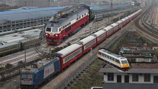 长沙狮子山，全列红皮韶山号临客K6613和图定普虎客车K9233想呐很想呐，还有长段SS8、“湖广总督”和潇湘号旅游专列车底