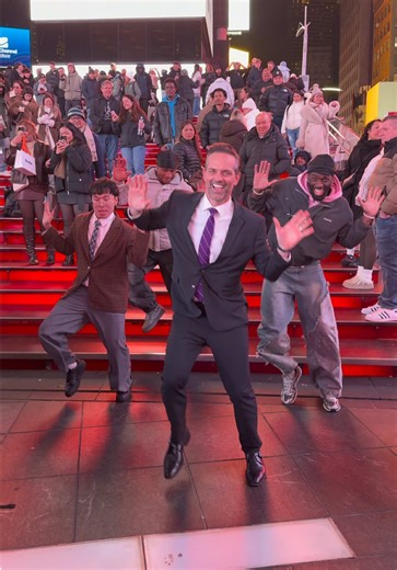 We can’t wait to do this on a beach in Indonesia 😊🇮🇩 @TJ👲 @MonDejour @Shafar(SJC) (DC: @fikrimarwannn) 🎥: @QWRLD🌎 #indonesia🇮🇩 #usa #nyc #dance #trend