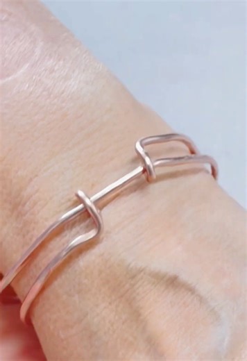 Make unique handmade jewelry with wire