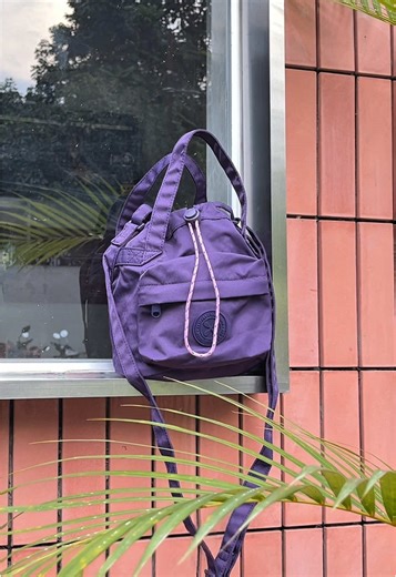 Oh look! There's a cute sling bag here! 😍💞 Discover new colours of Reround Sling Bag Mini on our LIVE Shopping ⭐ Join now and check them out! #slingbag #minislingbag #outfitinspo #ExsportBags #BringYourSelfOut
