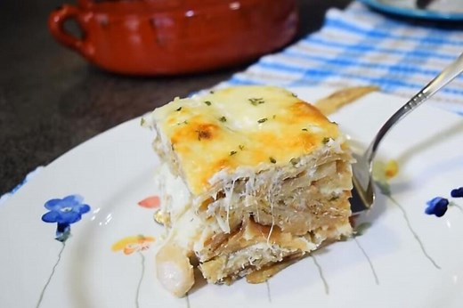 PILETINA SA MLINCIMA: Kremasti ukus topljenog sira u kombinaciji sa piletinom i hrskavim mlincima razmaziće vaša čula