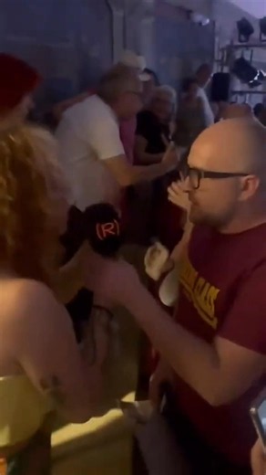 😂 ¡La REPORTERA de los PELOS en el SOBACO al rescate de SANTAOLALLA!