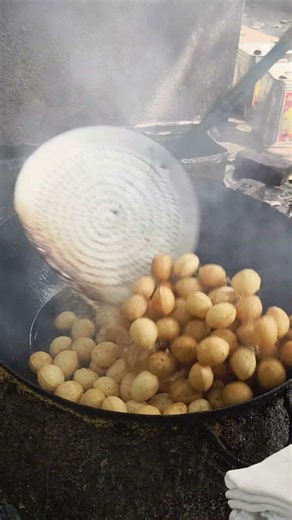 Aaj Pani puri banate hain #youtubeshorts #food #chillipanipuri #streetfood #panipuriviajes #indians