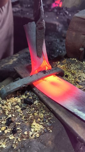 Hand-Bending steel for a traditional grass slasher. 6 Januari 2026