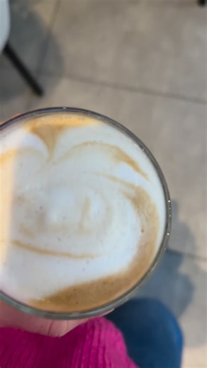 Asta iš Nusinerk | Nėrimas, siūlai, rankinės on Instagram: "Su Ieva susipažinau tada, kai ji užsirašė į nėrimo mokymus. Mūsų draugystė tęsiasi jau daugiau nei 8 metus — tik dabar dažniau klausiu aš klausiau „kodėl Mac’as vėl taip daro?“ 😄 Jei naudoji Apple techniką — pasek ją, dalinasi labai naudinga info. O gal ir tau vieną dieną prireiks jos konsultacijos 🖤 #nusinerk #draugystė #bendrystė #apple #nusinerk"