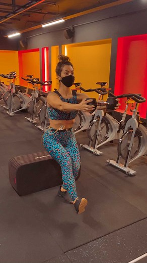 Kelly Key on Instagram: "Treino de hoje! 💪🏻👊🏻 . Recomeçando treino de força c foco e atenção! Compartilhei tudinho nos stories! . Nos stories tb falo sobre estes fios e aparelho presos na minha cintura! Corre lá ☺️ . #ProjetoBabaBaby . @casadacolunaquiropraxia @ronanpersonal"