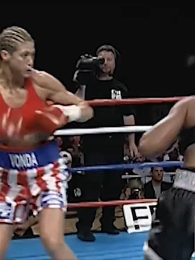 The female boxing Tyson stunned the audience by knocking out her two-meter-tall opponent with one punch
