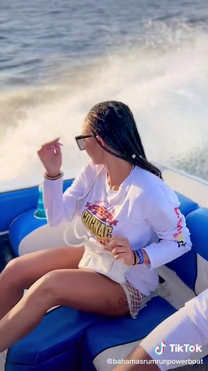 Become a rum runner, join our team and party like rockstar. The number one boating event in the Bahamas, book your flight and tell your friends don’t miss the next event. @rocksteadyy_ @cc2bfit @leilahhc @rikac242 @bossladyelmareta @ace.therapper1 @gordacious_riri @samanthaalena @cheenalynne @anthia_bella #bahamas🇧🇸 #cognacandcigars #purevibes ##boat