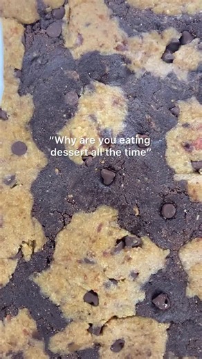 Kim DeKrey on Instagram: "Brookie Recipe 👇 Brownie Ingredients: 1/2 cup cacao powder (or cocoa powder) 2 scoops protein (chocolate or vanilla) 1/3 cup almond flour 1/3 cup maple syrup 2 tbs almond butter Dash of salt & vanilla 1-2 tbs of milk (add until doughy) Cookie dough ingredients: 4 dates (or 3 tbs honey/maple syrup) 2 tbs almond butter 1/4 cup oat flour 1 scoop protein 1.5 tbs mini dark chocolate chips *Directions: stir together brownie ingredients in a bowl and set aside. Place dates in