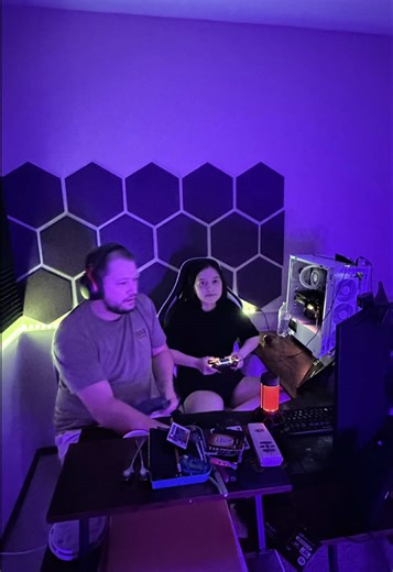 Кусочек вчерашнего стрима Саши и папы. И кстати, это видео показывает то, что Саша прекрасно разговаривает когда ей комфортно!!!!! Ребята, спасибо всем кто подписался !!